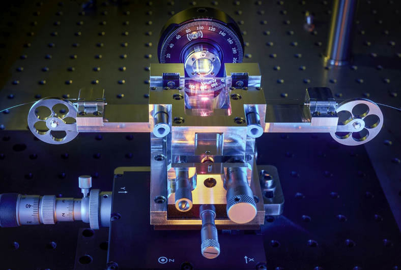 Exposure process: a USP laser writes a fiber Bragg grating into a fiber with a core diameter of 100 micrometers. &copy; Fraunhofer ILT, Aachen, Germany / Volker Lannert.