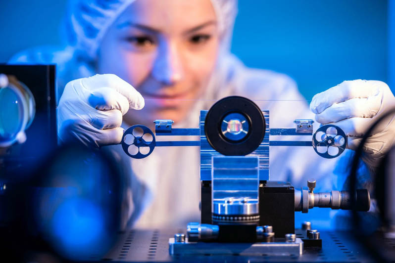 Sarah Klein clamping the fiber for the exposure process. &copy; Fraunhofer ILT, Aachen, Germany / Volker Lannert.