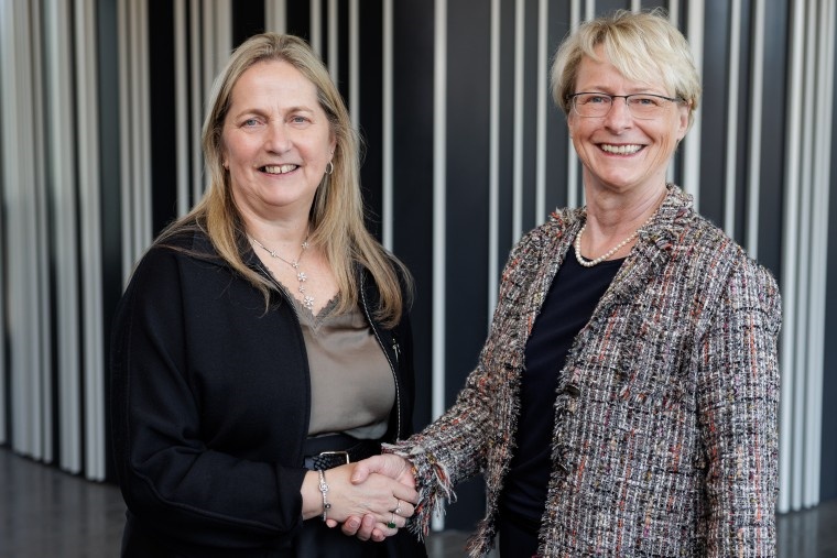 Siobh&aacute;n Duffy, CEO of Element Six (l), and Katrin Kobe, CEO of Bosch Quantum Sensing, establishing the joint venture Bosch Quantum Sensing. Photo: Bosch.