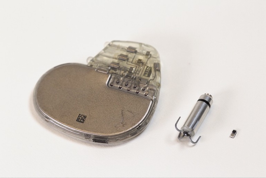 From left: a traditional pacemaker, a lead-less pacemaker and the new pacemaker. Credit: Northwestern University.