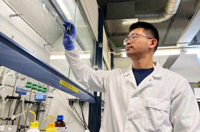Yongjie Wang manipulating a sample of a solution of quantum dots in the lab at ICFO. Credit: ICFO.