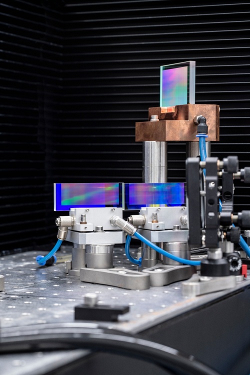 Fabricated in-house by the Fraunhofer IOF team, these combination gratings are the key to delivering higher-power output from the thulium fiber lasers. Thanks to spectral beam combining enabled by the gratings, the team has delivered an output of 1.91kW, nearly double the previous best. Photo: Fraunhofer IOF.