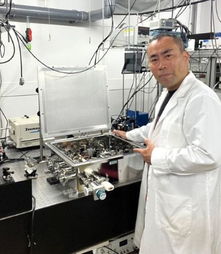 Norihiko Hayazawa with the experimental setup for terahertz time-domain spectroscopy. &copy; 2025 RIKEN