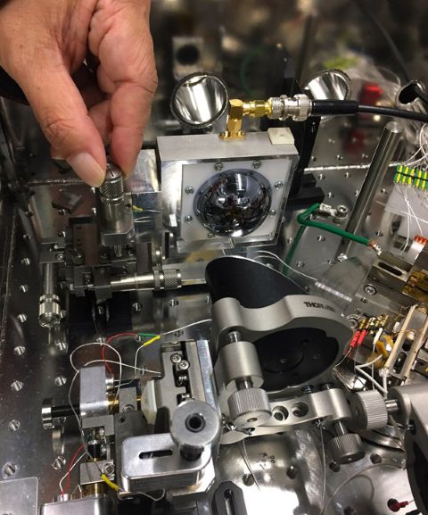 A close up of the simplified experimental setup for terahertz time-domain spectroscopy demonstrated by Norihiko Hayazawa and his team. &copy; 2025 RIKEN Center for Advanced Photonics
