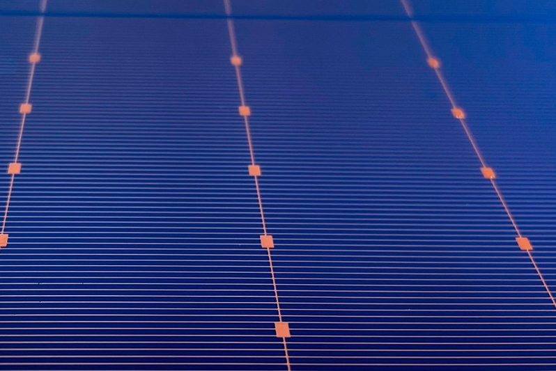 Solar cell with screen-printed copper paste metallization. &copy; Fraunhofer ISE / Photo: Andreas Lorenz.