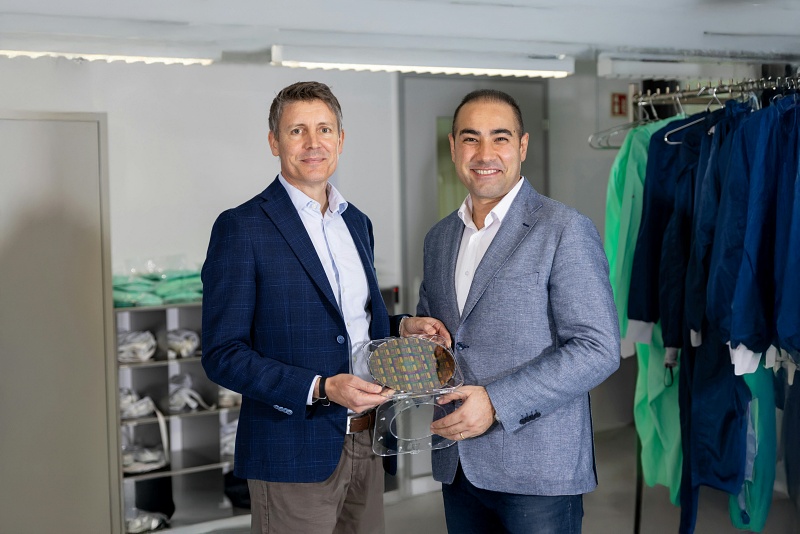 CSEM CEO Alexandre Pauchard (l) and CCRAFT CEO Hamed Sattari inside CSEM's cleanroom, holding a 150mm-diameter TFLN wafer. After six years of research efforts at CSEM, CCRAFT is now manufacturing and scaling up to deliver high-volume photonic chip production. Photo: CSEM.
