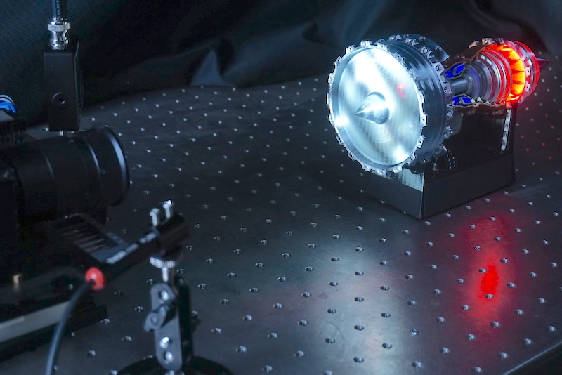 Photograph of the experiment in progress. The pattern projected on the target object can be clearly seen in this photograph.
Credit: Zibang Zhang, Jinan University.