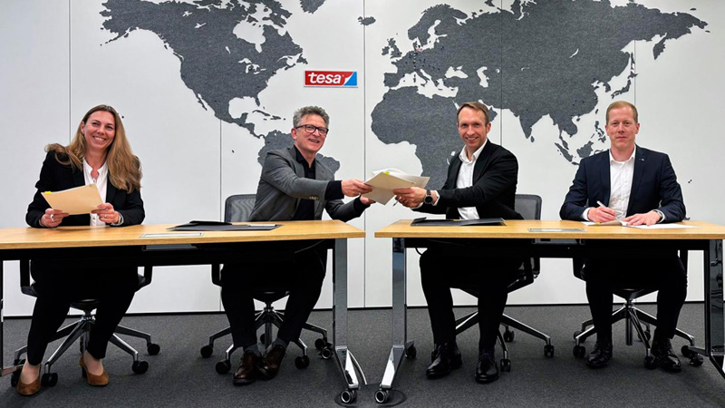 Dealmakers: (L-R) Dr. Ingrid Sebald (Board Member Technology tesa), Dr. Norman Goldberg (CEO tesa), Andr&eacute; Kutz (Head of ZEISS Photonics & Optics), and Roman Kleindienst (Head of ZEISS Microoptics / EVP ZEISS Microoptics) formalize the strategic partnership between tesa and ZEISS to industrialize large-area holography technology.