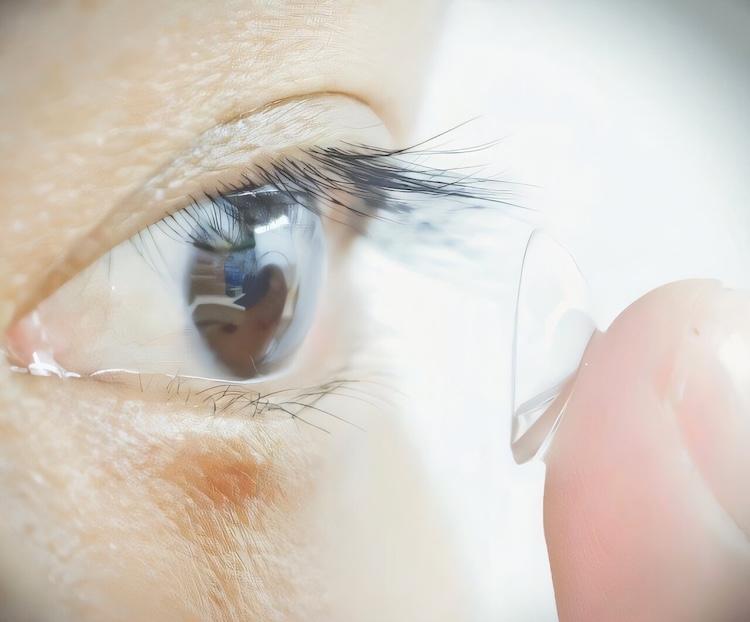 Study participant putting in the new contact lens. Credit: Yuqian Ma, Yunuo Chen, Hang Zhao, USTC.