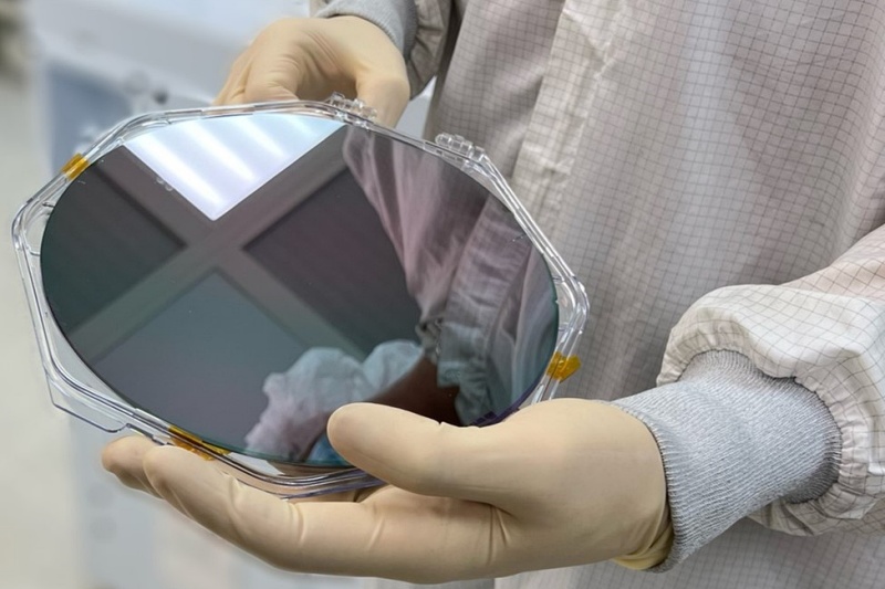 Aeluma, which has previously collaborated with Thorlabs on a US defense project to demonstrate wafer-scale integration of aluminum gallium arsenide with CMOS silicon photonics on standard 200mm diameter wafers, has now won a DoD contract to develop high-speed photodetectors for optical interconnects. Photo: Aeluma.