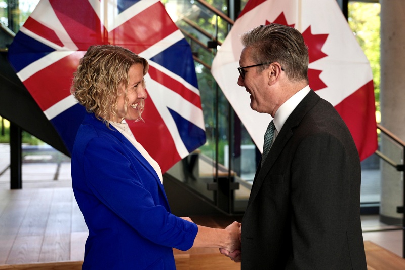 Photonic founder Stephanie Simmons meeting UK Prime Minister Sir Keir Starmer during the latter's June 2025 trip to the G7 summit hosted by Canada. Photo: Photonic.