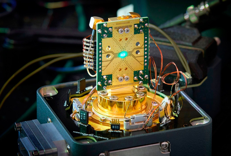The stationary qubit of the quantum internet node with a color center. When excited, such defects in lab-grown diamonds emit single photons on demand, which are entangled with the state of the qubit and are able to transport this information. &copy; Fraunhofer ILT, Aachen, Germany / Ralf Baumgarten.