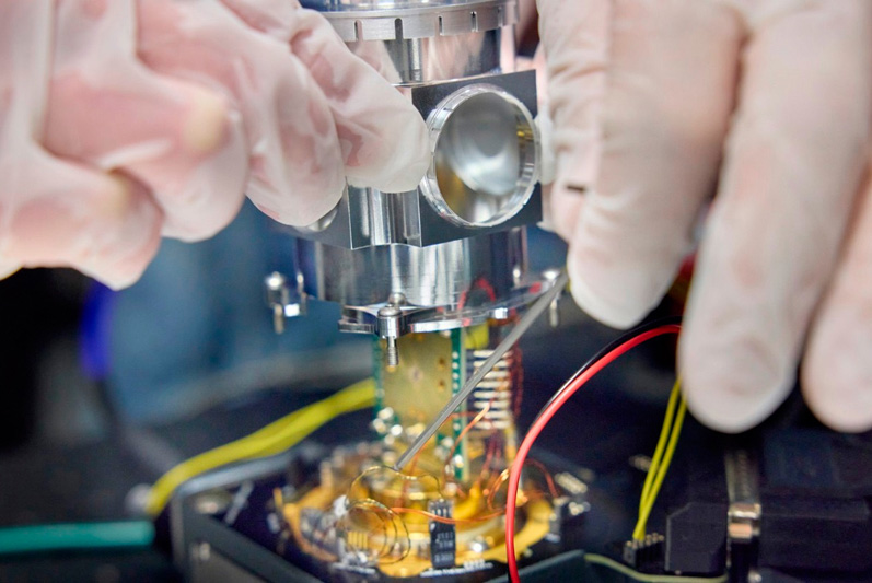 During disassembly in Delft, the ILT team gained deep insights into the network node. It was this knowledge and the support of TNO that formed the basis for the successful recommissioning in Aachen. &copy; Fraunhofer ILT, Aachen, Germany / Ralf Baumgarten.
