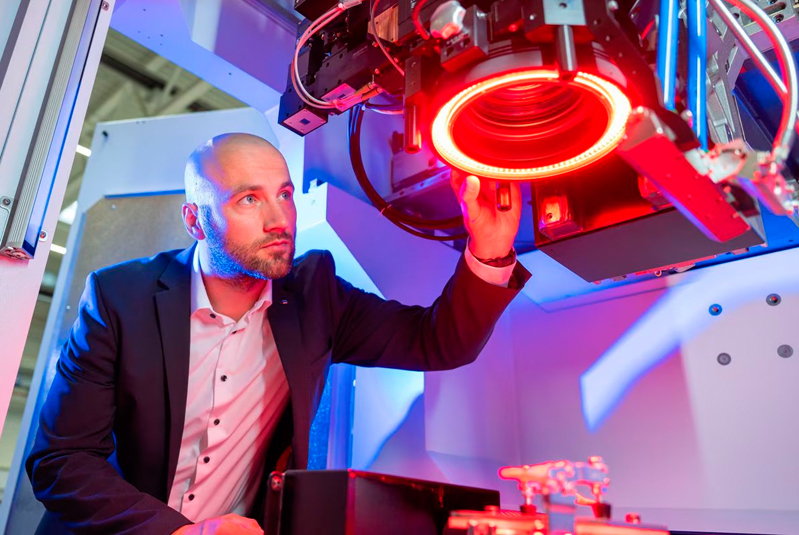 Trumpf Product Manager Martin Stambke checks the PFO. Image: Trumpf.