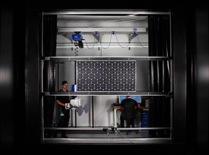 Testing of PV modules at CalLab, Fraunhofer ISE. &copy; Fraunhofer ISE.
