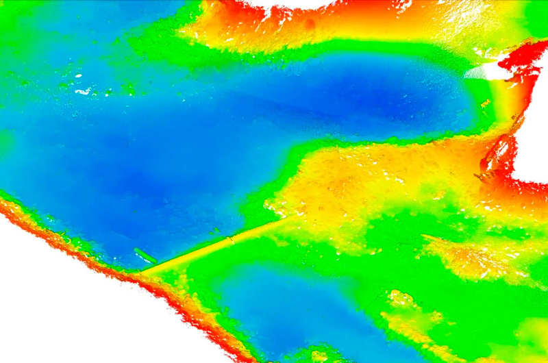 Partially buried pipe at the bottom of the Ruhr. An excerpt from the sonar data collected during the pilot project. &copy; Fraunhofer IOSB.