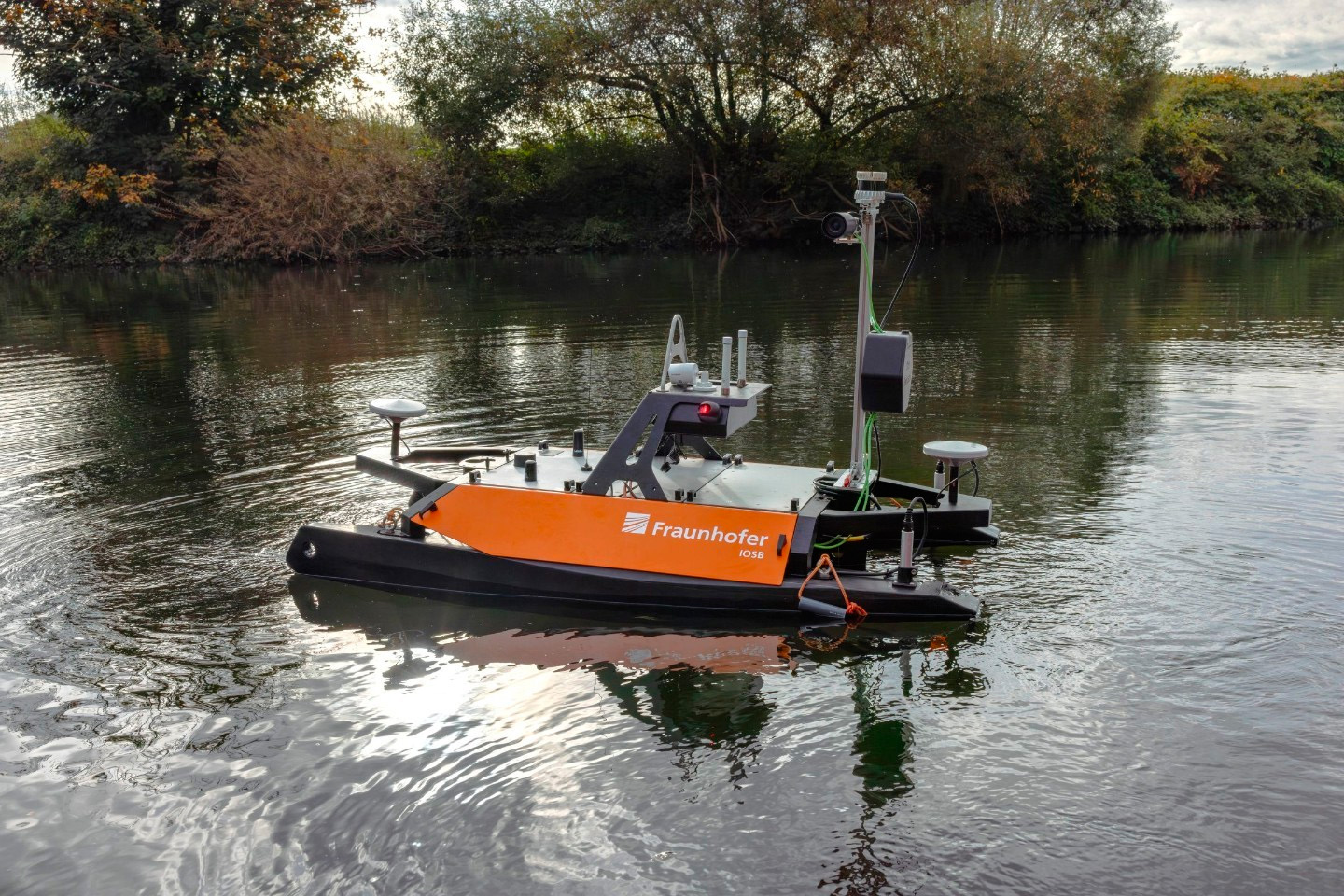 Go with the flow: the autonomous water drone from IOSB is packed with sensors. The battery-powered drone can easily survey even ecologically sensitive areas. &copy; Fraunhofer IOSB.