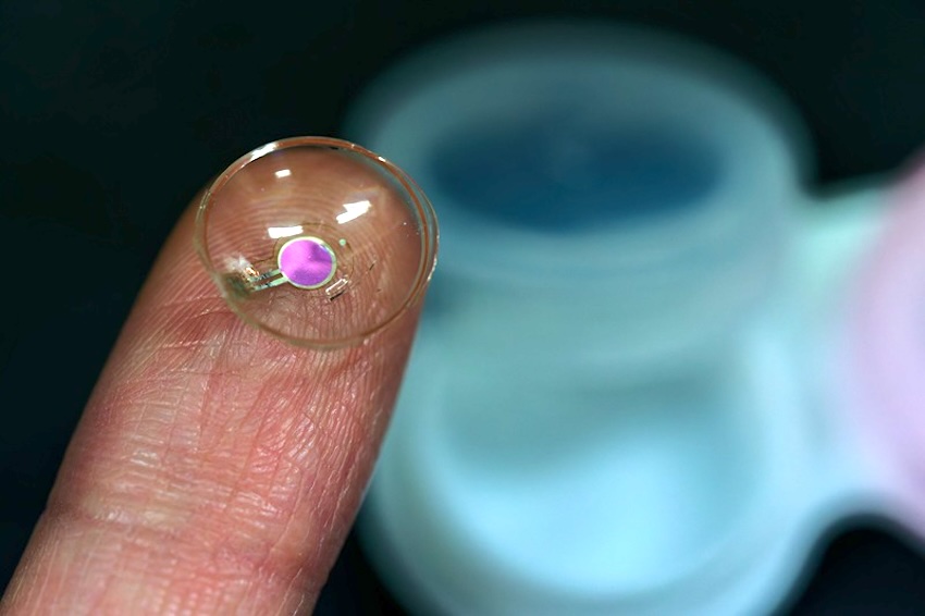 Close-up of the OLED contact lens sample. Credit: KAIST.