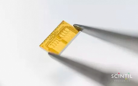 Scintil's LEAF Lightâ„¢ single-chip DWDM-native light engine. Image: Scintil Photonics.