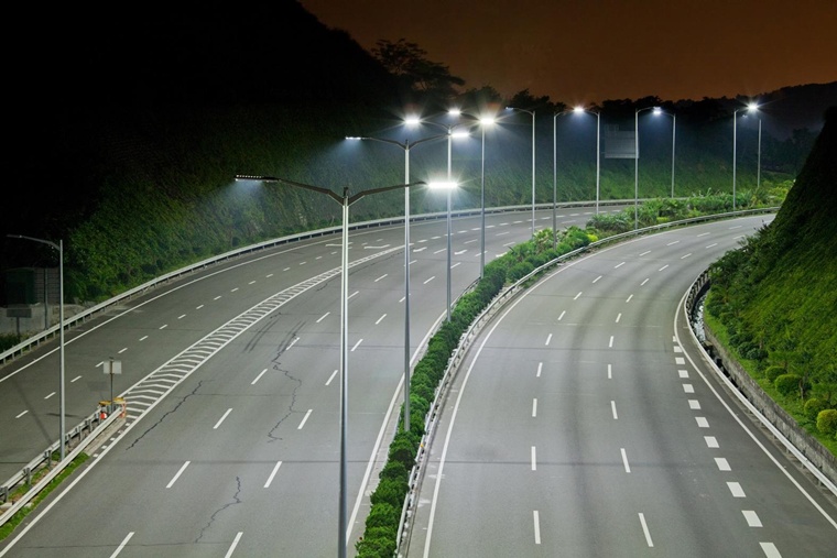 Yanba Highway is illuminated by streetlights featuring Cree XLamp XP-G and XP-E High Efficiency White (HEW) LEDs as part of the longest LED-lit highway in China. (Photo: Business Wire)