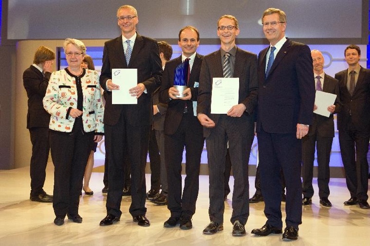 Winning team: organic optoelectronics pioneers Karl Leo (second from left), Martin Pfeiffer (center) and Jan Blochwitz-Nimoth (second from right), receiving the German Future Prize from Federal Minister Annette Schavan (far left) and President Christian Wulff (far right). Credit: Heliatek GmbH, photo: Tanja Schnitzler, Bildsch&ouml;n GmbH.