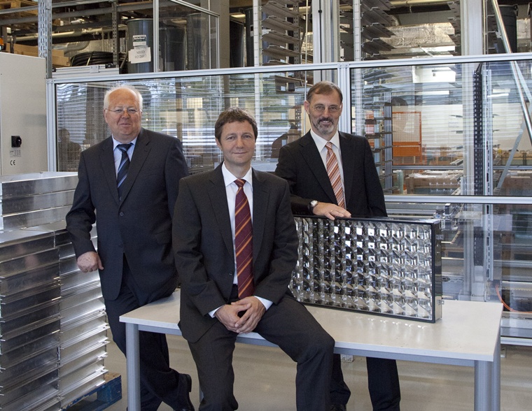 Hansj&ouml;rg Lerchenm&uuml;ller (center), the managing director of Soitec Solar, alongside Klaus Dieter-Rasch of cell manufacturer Azur Space (left), and Andreas Bett, deputy director of Fraunhofer ISE, where the CPV cell technology was first developed. Credit: DZP.