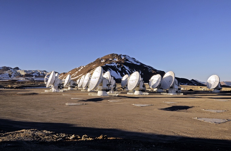 Rather than the more conventional single very large dish, the Atacama Large Millimeter/submillimeter Array (ALMA) produces high-resolution images using a network of radio antennae. Signals received by the antennae are combined by an interferometer to build up a detailed image - a technique that relies on a high-precision clock. Credit: ALMA.