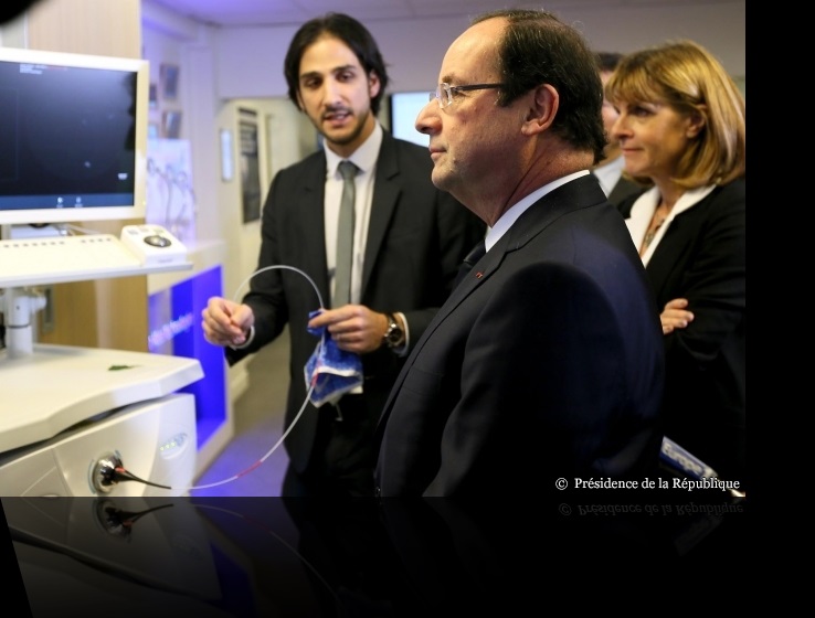 Presidential visit: Fran&ccedil;ois Hollande sees the Cellvizio confocal laser endomicroscope developed by Paris-based Mauna Kea Technologies in action. Credit: Mauna Kea Technologies.