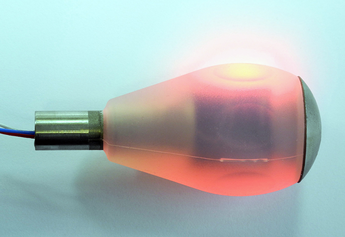 Kinder cuts: Once the optimal torsional moment of a procedure is reached, an LED inside the tool handle lights up to let the surgeon know. Photo: Fraunhhofer IPA.