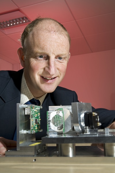 Jolyon Tidmarsh and the KEIT spectrometer. The company is looking for industrial applications in which the vibration-insensitive nature of the technology can be exploited. Credit: STFC/KEIT.