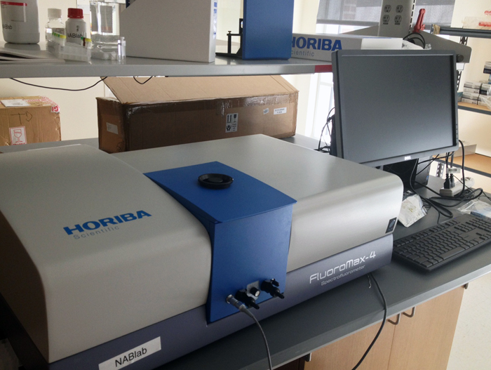 Rice Lab: A broad spectrum lamp is filtered via monochromators to give a single wavelength length, which is used to illuminate a water-based solution sample containing DNA. The signal is then analysed by a Horiba FluoroMax-4 spectrofluorometer.