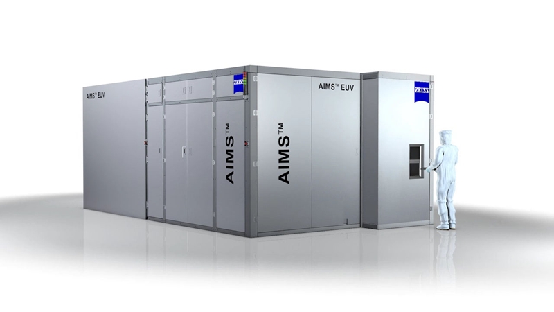 The AIMS metrology equipment being developed by Zeiss for EUV lithography. After years of painstaking development, volume production of chips featuring layer structures created with EUV tools is now expected in future technology 