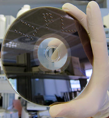 Worth watching: Samples deposited on the Blu-ray disc - In each drop there are 64 points (8 x 8), each 125 &mu;m in diameter. Photo credit: UPV, Valencia.