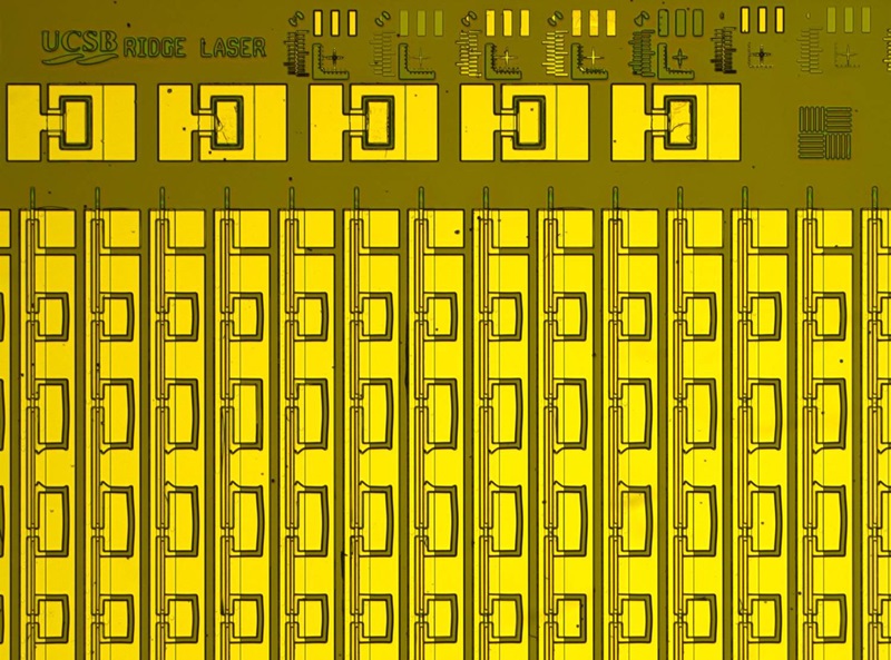 An optical micrograph of the quantum dot/silicon laser devices fabricated by the UCSB team in collaboration with the IQE foundry. Credit: Alan Liu/UCSB.