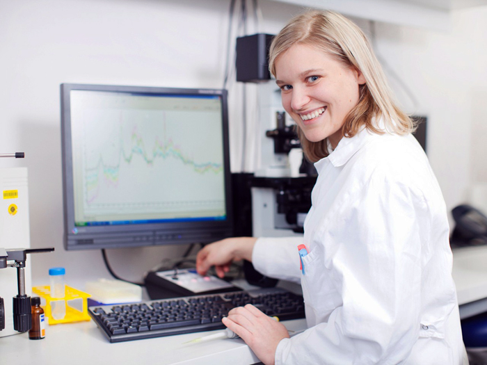 Optical analysis system at IGB: the spectra recorded by the Raman spectroscope are displayed graphically on a monitor screen. &copy; Fraunhofer IGB
