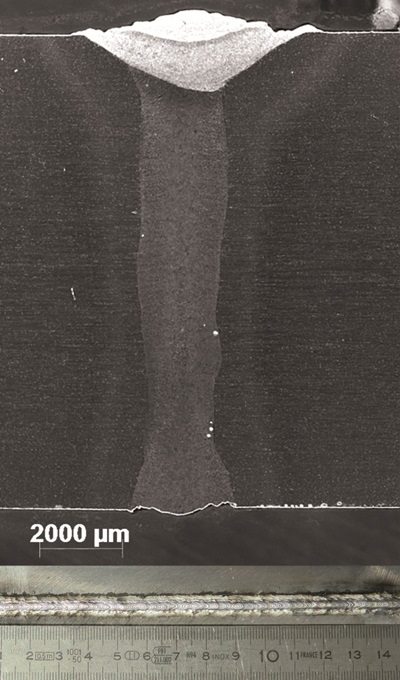 The hybrid welding process forms a very narrow welding seam, seen here in a thick aluminum sample (cross-section above, top view below). Photo: LZH.