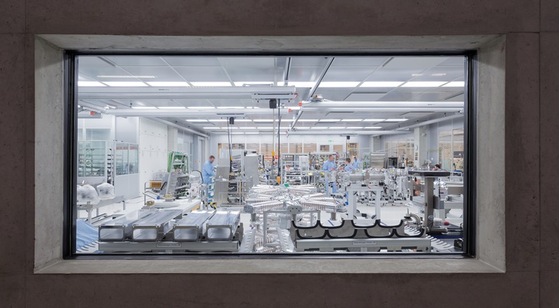 CO<sustrong>2</sustrong> laser assembly at Trumpf's headquarters in Ditzingen, Germany. The company is currently building a new &euro;70 million facility dedicated to making high-power CO<sustrong>2</sustrong> lasers specifically for extreme ultraviolet (EUV) lithography equipment. Photo: Trumpf Group.
