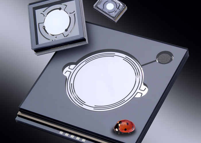 Fast, resilient MEMS mirrors deflect the laser beam and guide it precisely over the workpiece. Now they can withstand even high laser powers, enabling them to process aluminum and sheet steel.
&copy; Fraunhofer ISIT