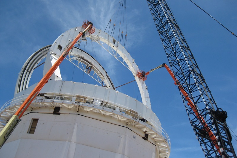 The final arch girder segment, being installed on the DKIST enclosure structure at the top of the Haleakala mountain in Maui, Hawaii, on June 18, 2015. Photo: NSO/AURA/NSF.