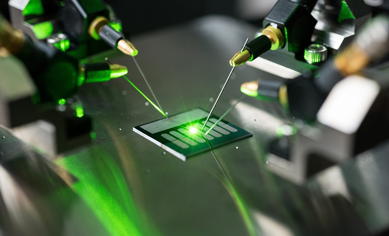 A carbon nanotube optical rectenna converts green laser light to electricity in Baratunde Cola's laboratory at Georgia Tech. Photo: Rob Felt, Georgia Tech.