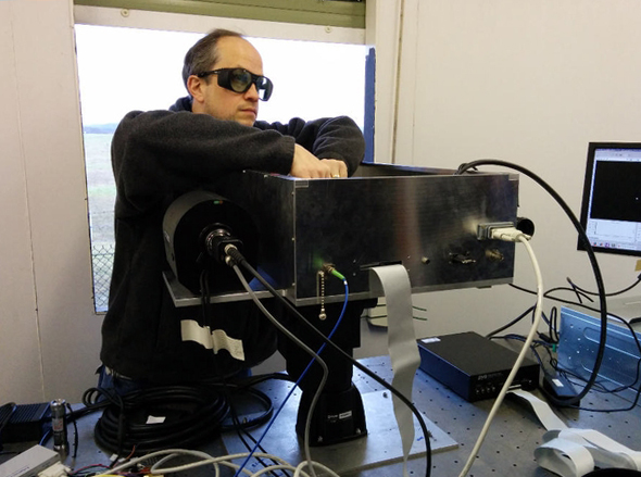 Hyperion's optical system transmits a 1550nm signal towards the target aircraft, which is equipped with a specially designed reflector that captures the beam, modifies it with the data to be transmitted and then sends it back to the ground where it can be decoded and read. Image: Hyperion project website.