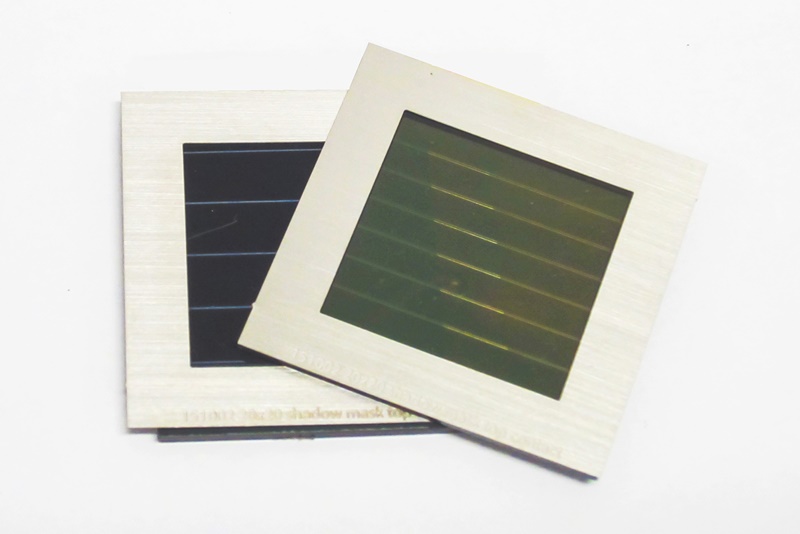 The two thin-film modules of the highly efficient stack, with the semi-transparent perovskite layer shown here sitting on top of the CIGS element. Photo: imec.
