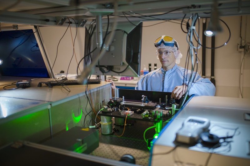L&aacute;szl&oacute; Veisz, now a professor at the Department of Physics, Ume&aring; University, with the attosecond laser system. Photo: Mattias Pettersson.