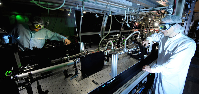 With extremely intense laser pulses, the international team of laser physicists generates fast electrons, which in turn emit attosecond light flashes as plasma levels. &copy; Thorsten Naeser.