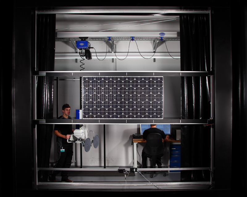 Testing, testing: precise measurement of solar cells and modules is of crucial importance in solar technology or photovoltaics. Image: Fraunhofer ISE.