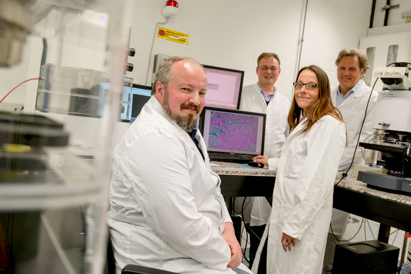 RUB researchers Claus K&uuml;pper, Frederik Gro&szlig;er&uuml;schkamp, Angela Kallenbach-Thieltges and Klaus Gerwert have applied QCL sources to FTIR microscopy. Credit: RUB/Marquard.