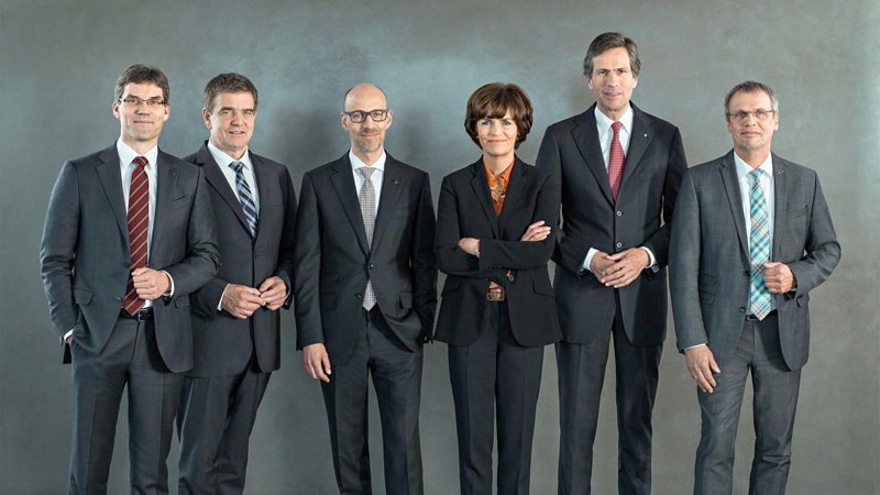 Trumpf cards: The company's managing board (from left to right) Dr. rer. soc. Lars Gr&uuml;nert,  Dr.-Ing. Heinz-J&uuml;rgen Prokop, Dr.-Ing. E. h. Peter Leibinger, Dr. phil. Nicola Leibinger-Kamm&uuml;ller,  Dr.-Ing. Mathias Kamm&uuml;ller, Dr. Christian Schmitz. Image: Trumpf.