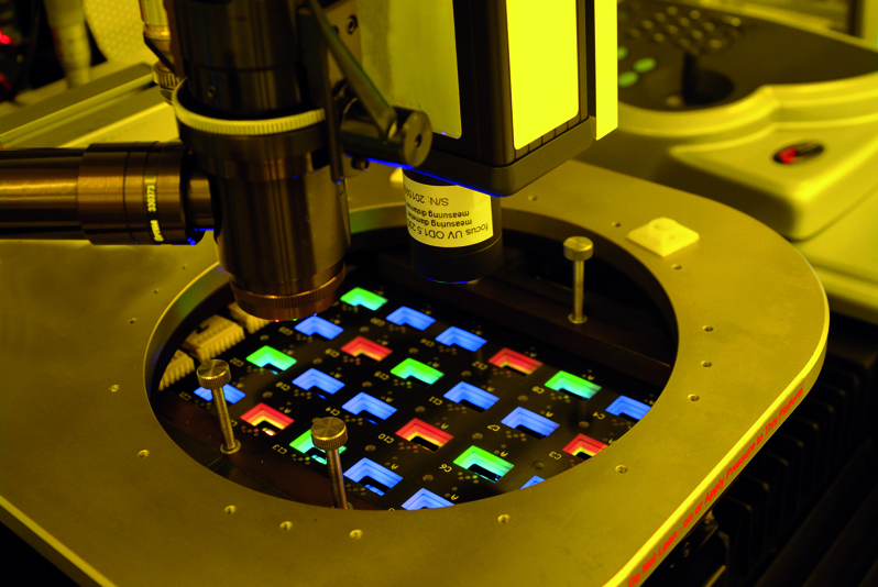 Probe station with patterned OLEDs in the clean room of Fraunhofer FEP. &copy; Fraunhofer FEP