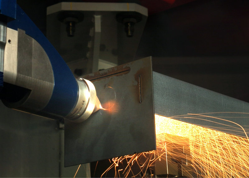 A multifunctional laser processing head plays a major role in the new NRW project MultiPROmobil; it enables innovative sheet metal assemblies through the integrated cutting, welding and manufacture of structures additively. &copy; Fraunhofer ILT. 
