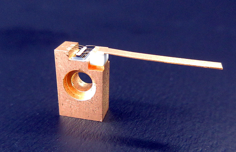 Terahertz nonlinear QCL emits at a wavelength of 450 μm.